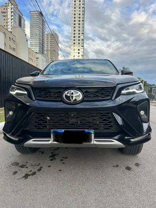 TOYOTA HILUX SW4 2.8 D-4D TURBO DIESEL SRX PLATINUM 7L 4X4 AUTOMÁTICO TOYOTA HILUX SW4 2.8 D-4D TURBO DIESEL SRX PLATINUM 7L 4X4 AUTOMÁTICO